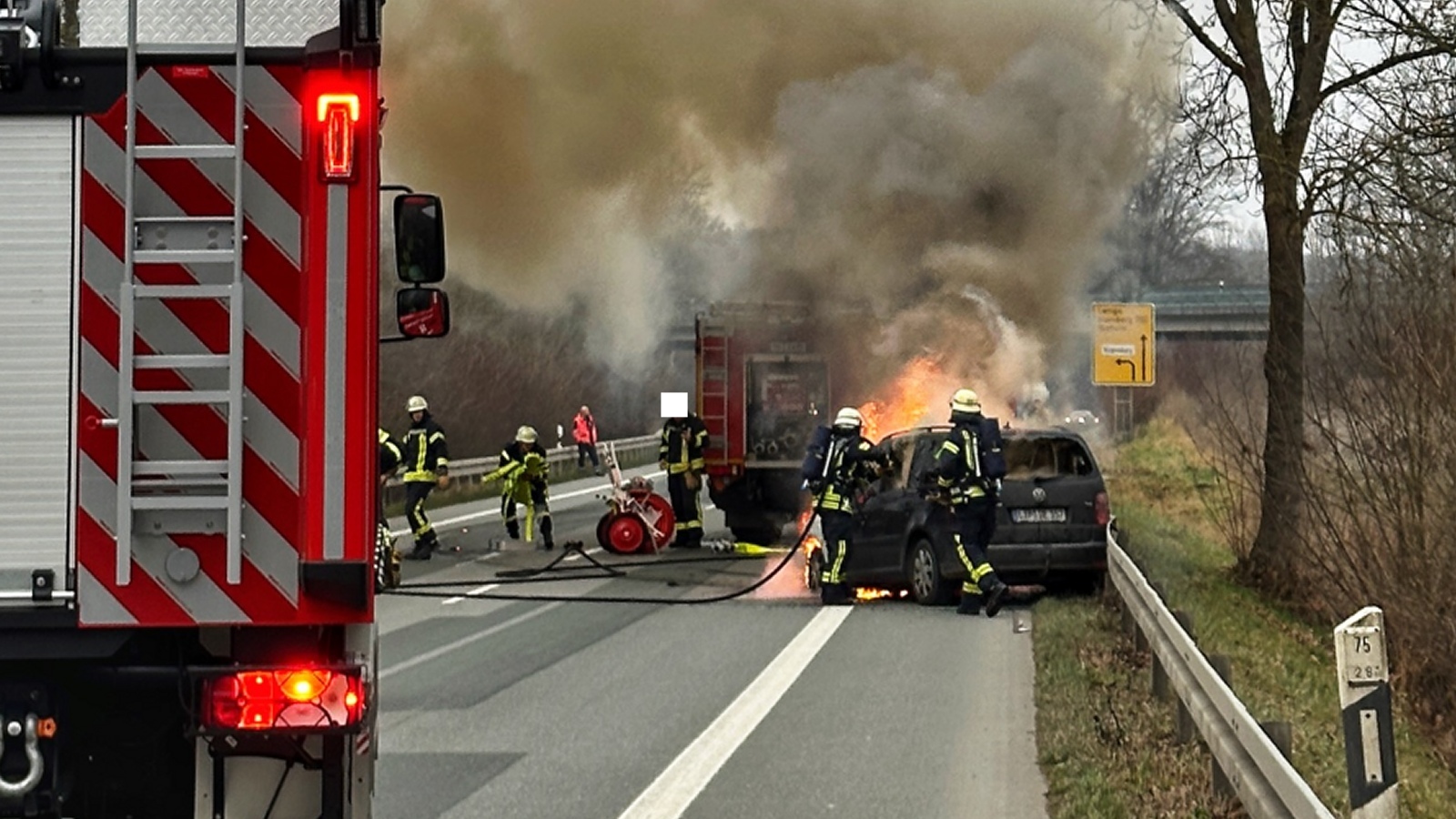 Lichterloh brennendes Fahrzeug rast führerlos über die Bundesstraße 252