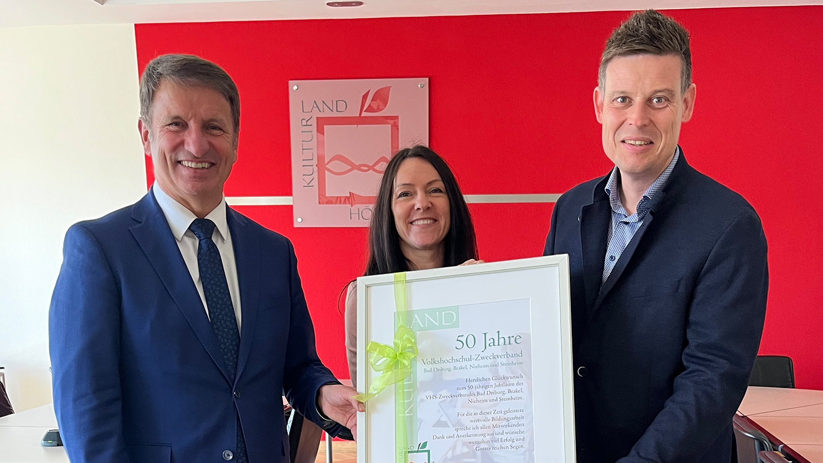 Landrat übergibt Urkunde zum 50-jährigen VHS-Jubiläum