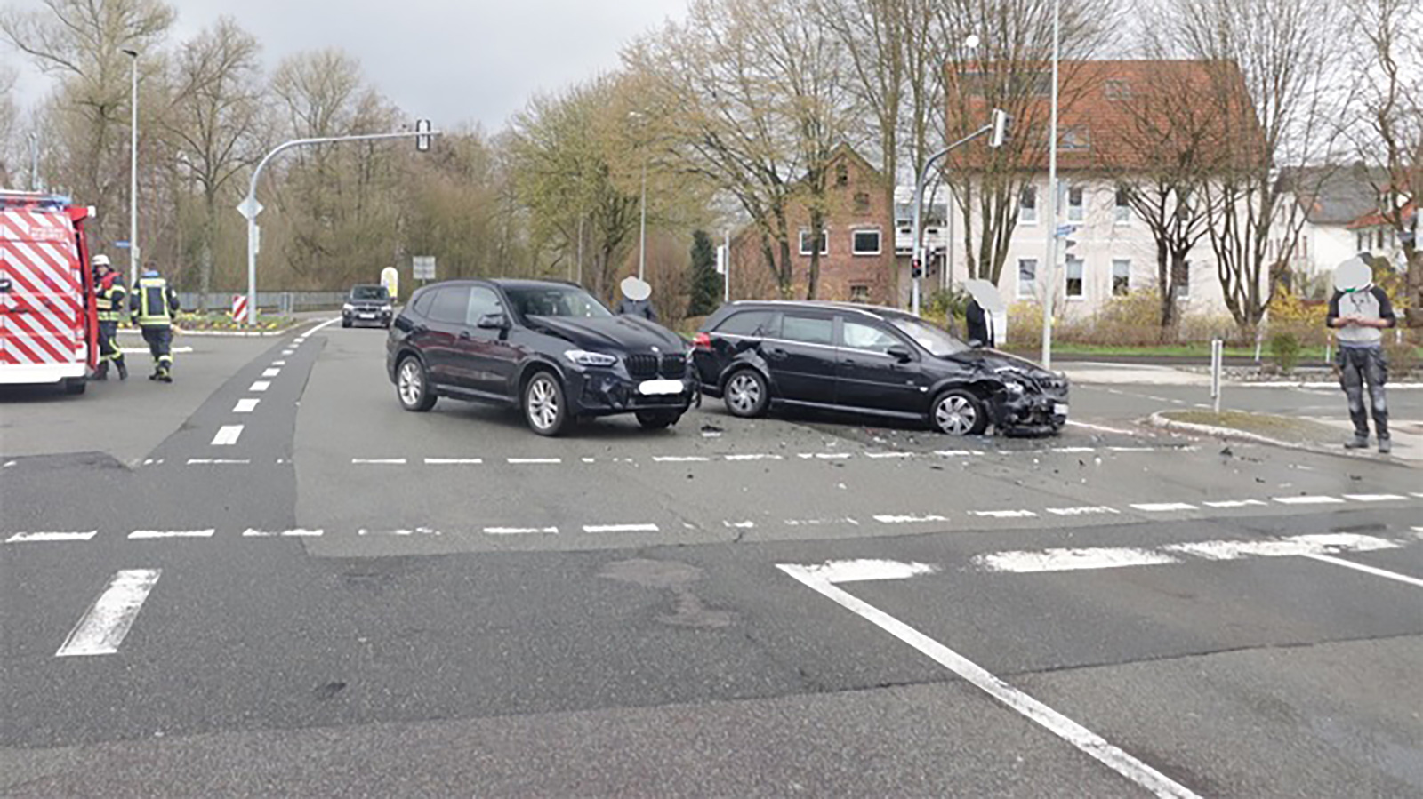 Heftiger Zusammenstoß in Brakel: Frau verletzt, zwei Pkw schwer beschädigt, Kreuzung wird zum Unfallort